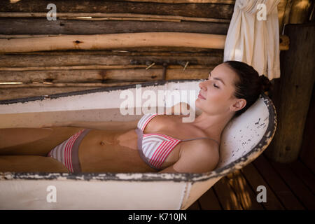 Die Frau in der Badewanne schlafen während der Safari Ferienhäuser Stockfoto