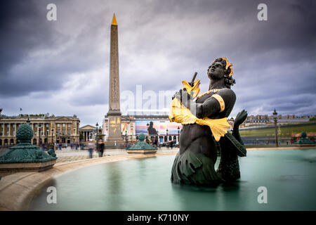 Nahaufnahme der Fontaine des Mers auf dem Place de la Concorde in Paris, Frankreich Stockfoto