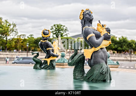 Nahaufnahme der Fontaine des Mers auf dem Place de la Concorde in Paris, Frankreich Stockfoto