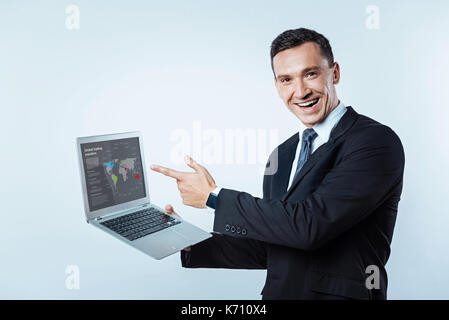 Männliche Unternehmer in Richtung Weltkarte der Handel transfers Aufgeregt Stockfoto