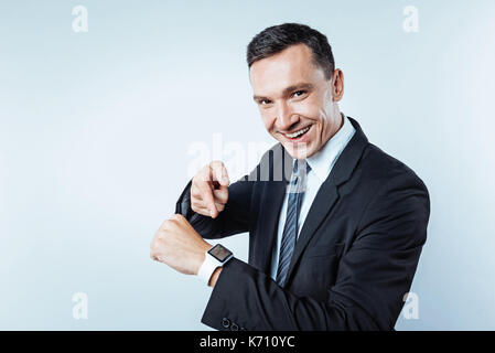 Zuversichtlich, dass man in Richtung elektronische Armbanduhr Stockfoto