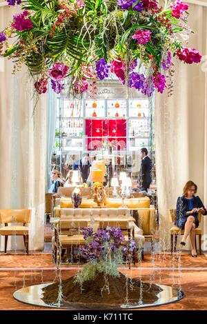 Frankreich, Paris, Avenue Hoche, Luxus Hotel Royale Monceau Raffles Paris eröffnet in 2010 nach einer Sanierung von Philippe Starck, Lobby mit Bar Stockfoto