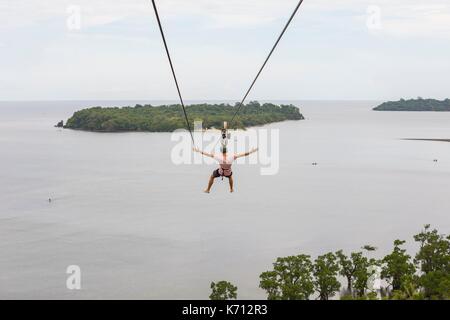 Philippinen, Insel Mindoro, Occidental Mindoro, Gemeinde Sablayan, zipline in Parola Park Hill zwischen 2 Inseln Stockfoto