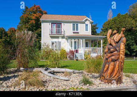 Kanada, Quebec, die malerische Chemin du Roy, der mauricie Region, Deschambault Grondines, Cap Sante, schönes Haus und hölzerne Skulptur Stockfoto