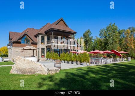 Kanada, Quebec, die malerische Chemin du Roy, Lanaudiere, Lanoraie, der Weinberg Lano D'Or, das Restaurant und die Terrasse Stockfoto