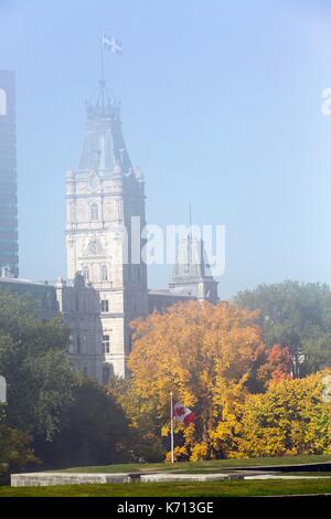 Kanada, Quebec, die malerische Chemin du Roy, Quebec, Abraham Plains, die Champs-de-Bataille Park, Stadtmauern und das Parlament der Provinz im Herbst Nebel Stockfoto