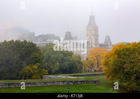 Kanada, Quebec, die malerische Chemin du Roy, Quebec, Abraham Plains, die Champs-de-Bataille Park, Stadtmauern und das Parlament der Provinz im Herbst Nebel Stockfoto