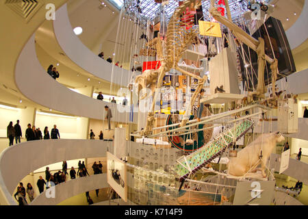 Maurizio Cattelan Ausstellung im Guggenheim Museum in New York. Stockfoto