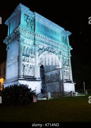 Der Bogen des Trajan beleuchtet in der Nacht in Latina (Italien) Stockfoto