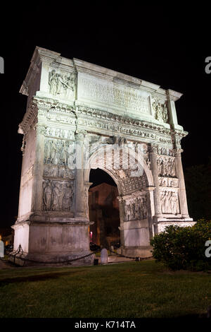 Der Bogen des Trajan beleuchtet in der Nacht in Latina (Italien) Stockfoto