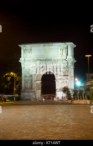 Der Bogen des Trajan beleuchtet in der Nacht in Latina (Italien) Stockfoto