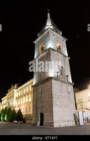 Alten Glockenturm der Kirche Santa Sofia in der Nacht von Benevent (Italien) Stockfoto