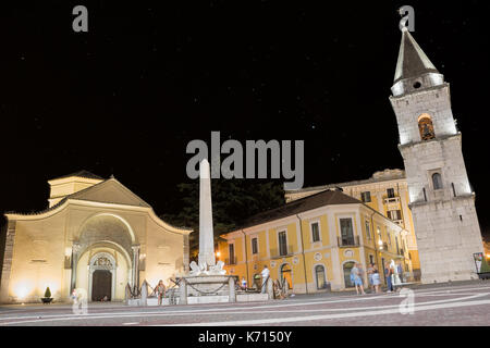 Benevento, Italien - 01 Augut 2017: Kirche von Santa Sofia und ihrem Glockenturm in der Nacht im August 01 und Menschen zu Fuß Stockfoto