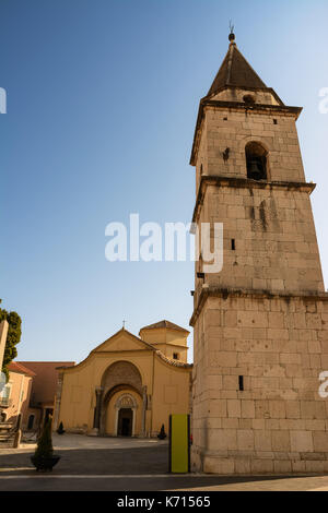 Kirche von Santa Sofia und ihrem Glockenturm in Latina (Italien) Stockfoto