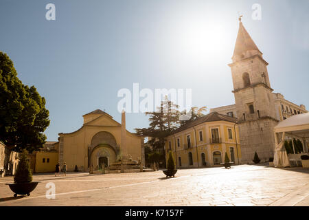 Kirche von Santa Sofia und ihrem Glockenturm mit blauer Himmel in Latina (Italien) Stockfoto