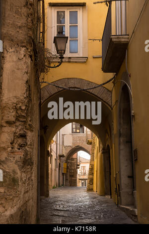 Gassen und Arkaden in der Altstadt von Benevento Stockfoto