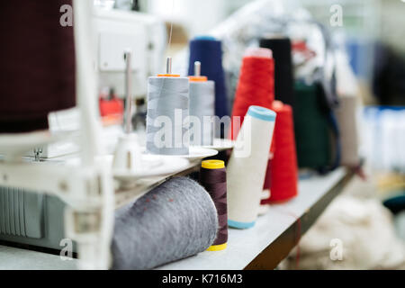 Wolle und Thema Spulen auf Schreibtisch Stockfoto