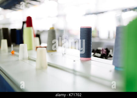 Wolle und Thema Spulen auf Schreibtisch Stockfoto