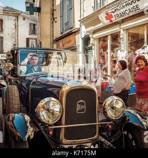 Frankreich, Ariège, St. Girons, Autrefois Couserans, Parade von alten Autos der Sammlung in den Straßen von StGirons Stockfoto