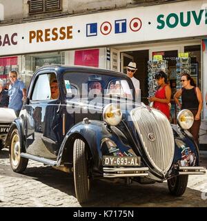 Frankreich, Ariège, St. Girons, Autrefois Couserans, Parade von alten Autos der Sammlung in den Straßen von StGirons Stockfoto