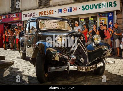 Frankreich, Ariège, St. Girons, Autrefois Couserans, Parade von alten Autos der Sammlung in den Straßen von StGirons Stockfoto