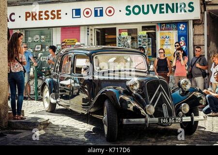 Frankreich, Ariège, St. Girons, Autrefois Couserans, Parade von alten Autos der Sammlung in den Straßen von StGirons Stockfoto