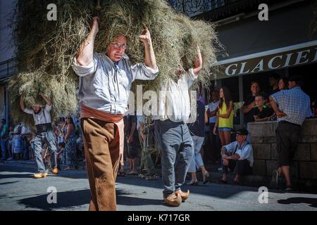 Frankreich, Ariège, St. Girons, Autrefois Couserans, Szene des Lebens während der Tage der ländlichen Animationen auf der alten Jobs von gestern in die Couserans, folk Parade in den Straßen von StGirons Stockfoto