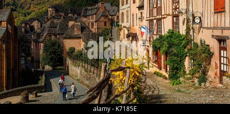 Frankreich, Aveyron, bei großen touristischen Websites aufgelistet in Midi Pyrenäen, Conques, als eines der schönsten Dörfer in Frankreich, Bürgermeister und Main Street aufgeführt Stockfoto