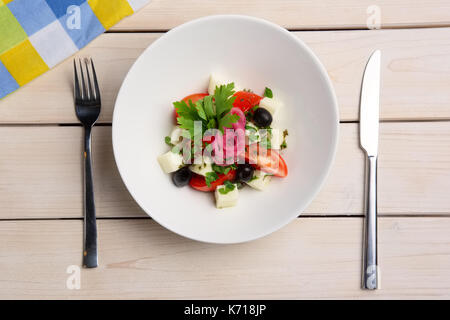 Salat mit Mozzarella, Tomaten und Oliven. Ansicht von oben. Stockfoto