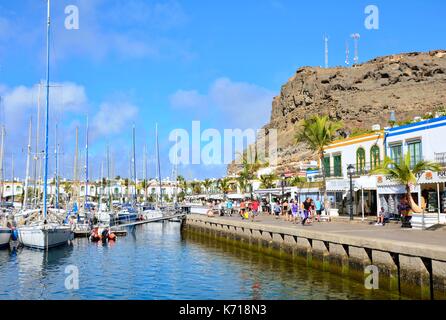 PUERTO DE MOGAN, SPANIEN - 27. SEPTEMBER 2013: Hafen und der Promenade von wunderschönen, romantischen malerischen Dorf Puerto de Mogan auf Gran Canaria im September Stockfoto