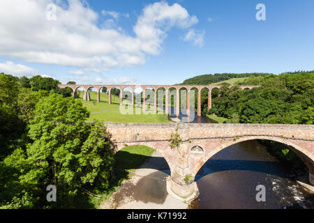 Leaderfoot Viadukt im Hintergrund ist ein stillgelegtes Viadukt über den Fluss Tweed in den schottischen Borders. Im Vordergrund ist Drygrange Alte Brücke. Stockfoto