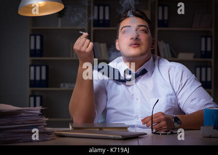 Der Mensch bleiben bis spät in die Nacht und das Rauchen von Marihuana Stockfoto