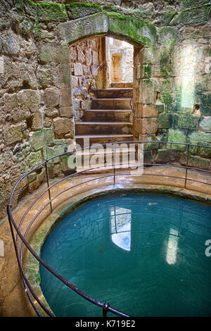 Kreisförmiger unterirdischer Brunnen bei Bodiam Castle Stockfoto