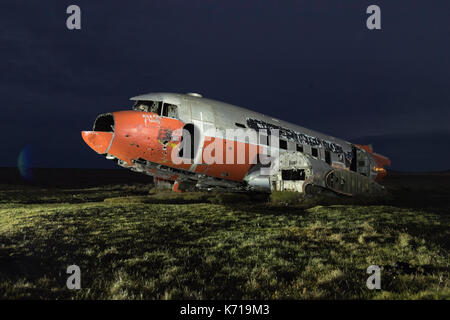 Ein abgestürztes United States Navy R4D-6 Cargo Aircraft In einem Bauern Feld an Þórshöfn Stockfoto