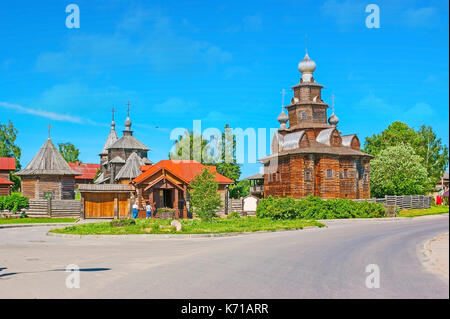 Der Eintritt in das Freilichtmuseum für Holzarchitektur und bäuerlichen Lebens mit alten timbred Kirchen auf Hintergrund, Suzdal, Russland. Stockfoto