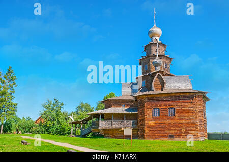 Die mittelalterliche hölzerne Kirche der Verklärung Christi auf dem grünen Rasen der Holzarchitektur Museum, Wladimir, Russland. Stockfoto