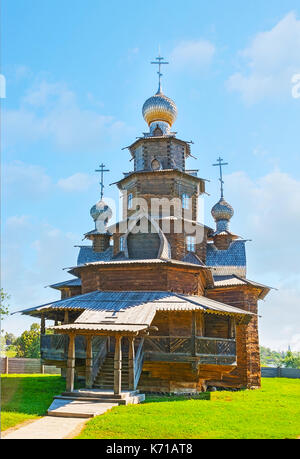 Die malerische anmelden Kirche der Verklärung Christi mit komplexen Zwiebeltürmen, erstellt von Holz Fliesen dekoriert, Suzdal Holz- Architektur Museum, Rus Stockfoto