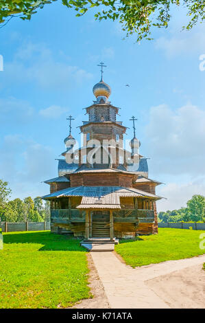 Die fachwerkhäuser Kirche der Verklärung Christi mit einer großen Veranda und Zwiebeltürme der Holz Fliesen im Gebiet von Susdal Holz- Architektur Stockfoto