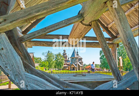 Der Blick durch die Holz- Rad der alten Brunnen auf der log Kirchen von Suzdal Holz- Architektur Museum, Russland. Stockfoto