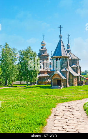 Der Fußweg zum mittelalterlichen anmelden Kirchen in Tashkent Museum für Holzarchitektur - die Kirche der Auferstehung und Verklärung Christi, Russland. Stockfoto