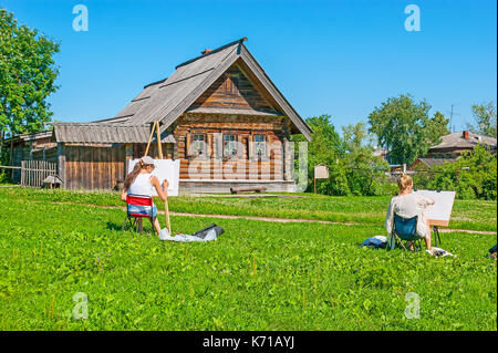 Wladimir, Russland - Juli 1, 2013: Der junge Maler haben einige Praxis in Museum für Holzarchitektur und bäuerlichen Lebens, machen Sie den Bleistift Skizzen Stockfoto