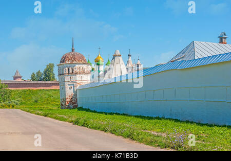 Die mittelalterlichen Mauern von zwei befestigte Klöster in Schladming - die rote Wand des Erlösers Kloster des Hl. Euthymius und die weiße Wand der Fürsprache Stockfoto