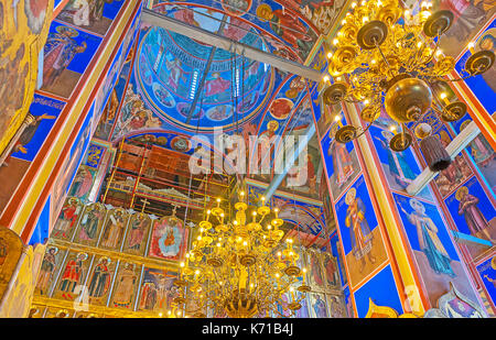 Wladimir, Russland - Juli 1, 2013: das Innere der Kathedrale der Geburt des Kreml, es Farbige verfügt über Fresken, goldenen Kronleuchtern und Meisterwerk Ikonostase, Stockfoto