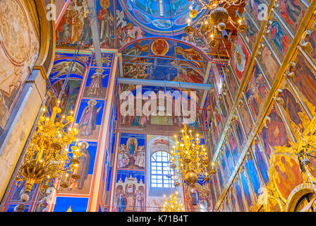 Wladimir, Russland - Juli 1, 2013: Die leuchtenden Farben der Innenraum der Kathedrale der Geburt des Herrn im Kreml, alle Symbole mit goldenen Mustern umgeben sind, auf J Stockfoto