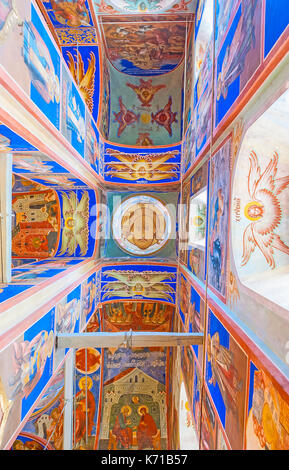 Wladimir, Russland - Juli 1, 2013: Traditionelle orthodoxe Dekoration der Gebetsraum der Kathedrale der Geburt in Susdal Kreml - die farbigen Wände und ceil Stockfoto