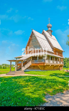 Die saftigen grünen Rasen der Susdaler Kreml wurde die neue Heimat für historische St Nicholas Holzkirche von Glotovo Dorf, Russland. Stockfoto