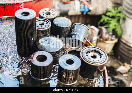 Gebrauchte Ölfilter für geringe Schärfentiefe Stockfoto