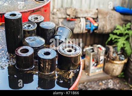 Gebrauchte Ölfilter für geringe Schärfentiefe Stockfoto