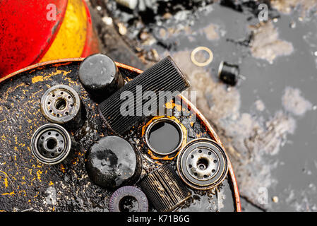 Gebrauchte Ölfilter für geringe Schärfentiefe Stockfoto