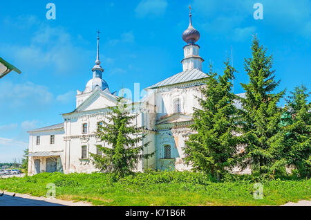 Die Kirche des Hl. Nikolaus hinter den Tannen im Zentrum von Schladming, Russland. Stockfoto